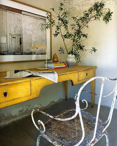 Silla vintage y consola pintada